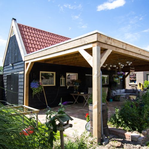 Schuur met overkapping Den Oever
